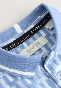 Polo bleu clair à motif à carreaux blancs, col côtelé avec rayures blanches, étiquettes de marque et boutons indiquant "BAKER BY TED BAKER."