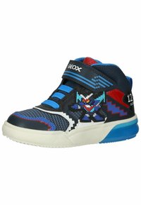 Baskets montantes avec une tige en maille bleu marine, accents bleus, détails rouges et un graphisme de personnage pixelisé. Équipées d'une sangle Velcro et d'une semelle en caoutchouc.