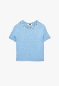 Suéter de manga corta en azul claro, con un cuello texturizado adornado con pequeñas cuentas. Confeccionado en un material de punto suave. Puños y bajo acanalados.