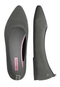 Ballerines en maille grise avec un bout pointu et un design texturé. Présentent une semelle noire et une étiquette de marque rose à l'intérieur. Matériau léger et respirant.