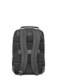 Czarny plecak z miękkim, siateczkowym tyłem, regulowanymi paskami i górnym uchwytem. Posiada gładki zamek błyskawiczny oraz wzmocnione szycia dla większej trwałości.