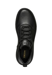 Svart läder och meshsneaker med rund tå, elastiska snören, vadderad krage och "GEOX Respira"-märkning inuti sulan.