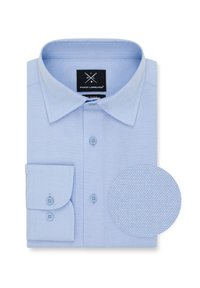 Jasnoniebieska koszula z kołnierzykiem, z zapięciem na guziki, pojedynczą kieszenią i teksturowanym materiałem. Cechy to wzór tkany oraz kontrastujące guziki.
