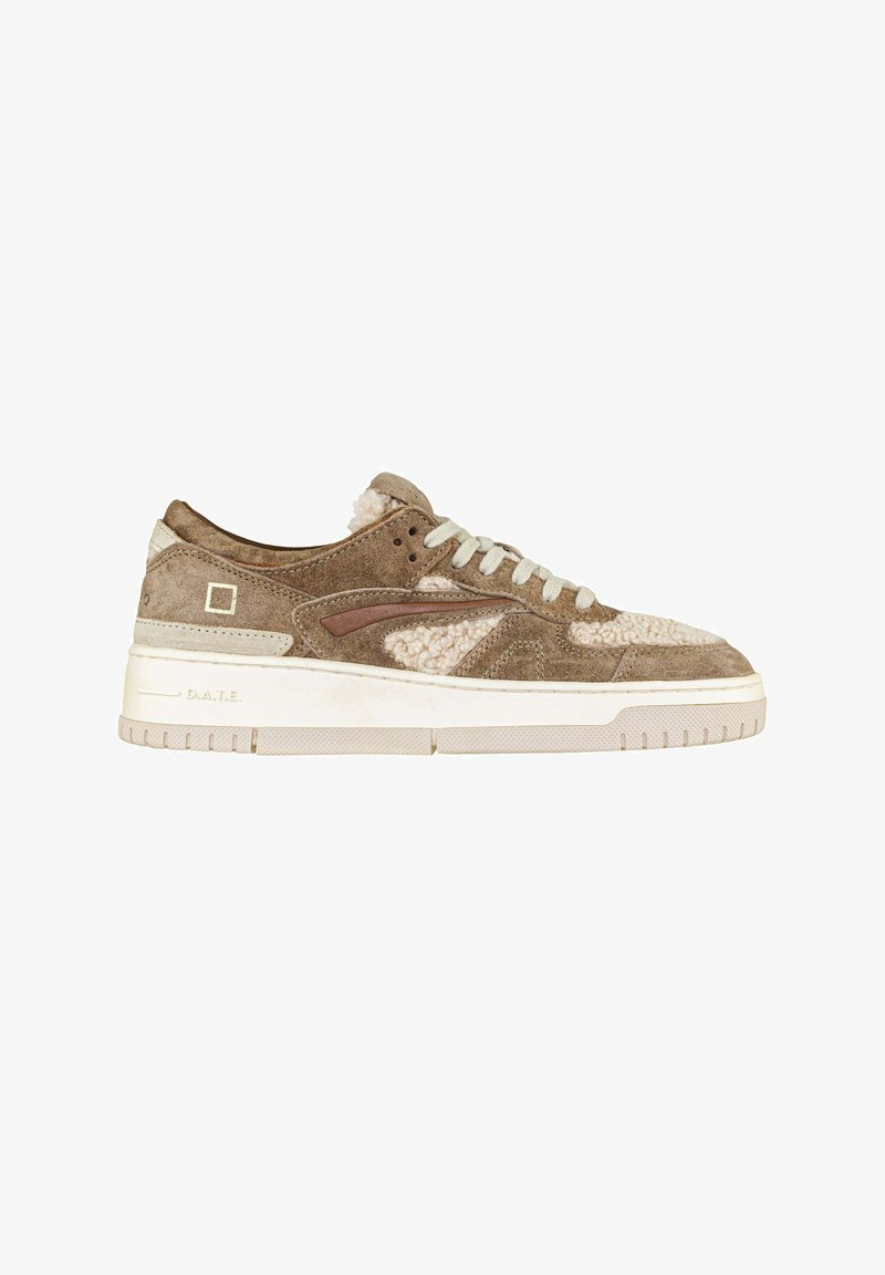 Sneaker in suede marrone con dettagli in crema texturizzati, lacci bianchi e una suola spessa bianca. Presenta un piccolo logo e un materiale morbido e peloso.