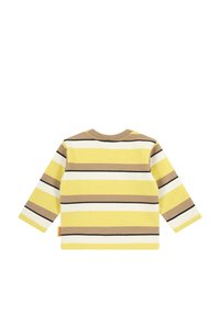 Een langemouwenshirt met horizontale strepen in geel, bruin en wit, met een ronde hals en een klein merklabel aan de zijkant.