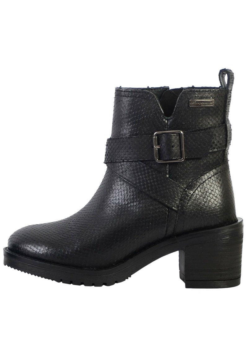 Botín negro hasta el tobillo de cuero texturizado, con un hebilla lateral y un tacón bloque moderado. Diseño con cortes y una suela de goma resistente.
