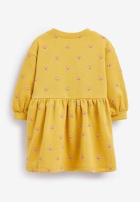 Vestido amarillo con mangas largas, falda acampanada y patrones de arcoíris bordados. Tejido suave y escote redondo.