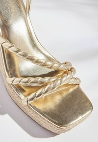 Next FOREVER COMFORT® SQUARE TOE ROPE WEDGES - Täistallaga sandaalid - gold