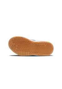Semelle de chaussure blanche avec une semelle extérieure en caoutchouc gomme. Elle arbore une texture en nid d'abeille et un logo de marque, conçue pour l'adhérence et la durabilité.