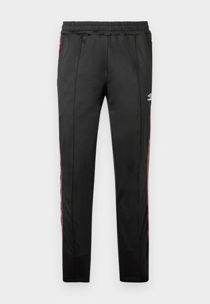 Pantalones deportivos negros, confeccionados en un tejido suave, con franjas laterales rojas, cintura elástica y un logo en la parte superior de la pierna derecha.