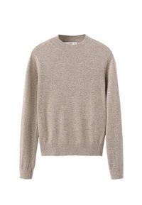 Jersey de cuello redondo beige hecho de lana suave. Presenta mangas largas y un corte relajado, con una textura suave y costuras mínimas.
