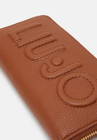 LIU JO XL ZIP AROUND - Monedero - deer
