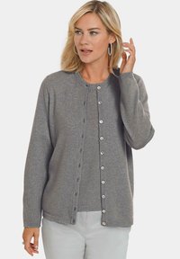 Grau Cardigan mit langen Ärmeln, Rundhalsausschnitt, Knopfverschluss, gerippten Bündchen und Saum. Hergestellt aus weichem Stoff mit einer dezenten Textur.