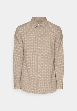 Bruine geknoopte shirt met een klein wit geometrisch patroon, lange mouwen en een puntige kraag. Heeft een gebogen zoom en een standaard knoopsluiting.