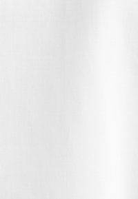 Weiße Stofftextur mit dezentem diagonalem Webmuster, das sanfte Falten und leichte Schatten für Tiefe zeigt.