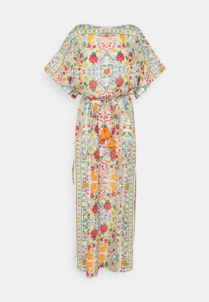 Lange jurk met bloemen- en dierenprint, brede mouwen en een oranje kwastjesriem, met rode, gele, groene en blauwe kleuren op een witte achtergrond.