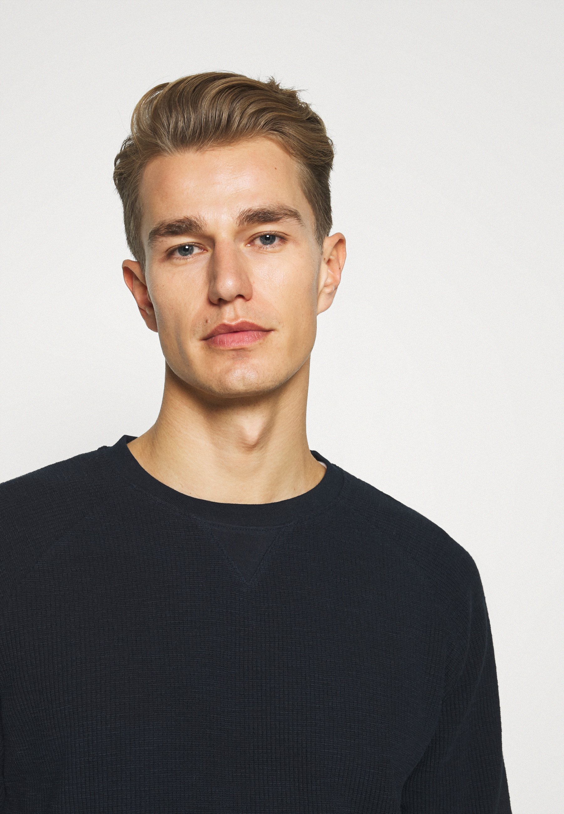 TOM TAILOR DENIM STRUCTURED CREWNECK Strikkegenser sky TOM TAILOR STRUCTURED CREW NECK - Strikkegenser - blue/denim