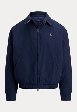 Veste bleu marine zippée avec col, taille élastique, poches latérales et petit logo brodé sur la poitrine gauche.