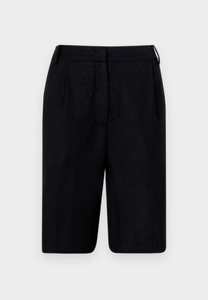 Pantaloni corti neri realizzati in un tessuto testurizzato, dotati di un taglio dritto, pieghe e una vita con un'asola per la regolazione.