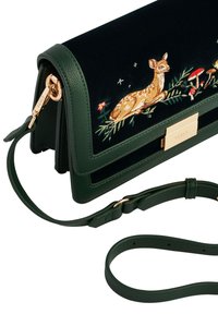 Grön läder crossover-väska med blommönster som visar en hjort, med detaljer i guld, mjuk yta och justerbar rem.