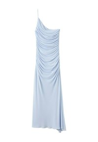 Robe de soirée bleu clair à une épaule avec des détails de tissu froncé et une longue jupe fluide.