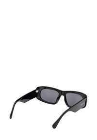 Černé obdélníkové sluneční brýle s tmavými skly a silnými stranami, jedna strana má v bílých písmenech název značky "MAX&Co".