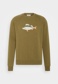 Olivově zelená mikina s dlouhým rukávem a detailně vyšívanou rybou uprostřed na hrudi.