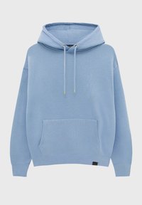 Sweat à capuche bleu clair avec poche avant et cordons sur fond uni.