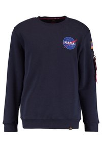 Námořnický modrý svetr vyrobený z bavlněné směsi, obsahuje logo NASA na hrudi, nášivku americké vlajky na rukávu, vroubkované manžety a lem.