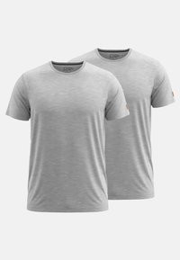 Twee T-shirts met korte mouwen in licht heathergrijs. Ronde halsontwerp met een lichte textuur. Elk heeft een klein logolabel op de mouw.