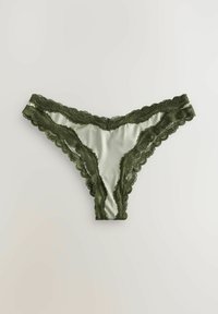 Groene satijnen string met geschulpte kanten rand langs de tailleband en beenopeningen. De stof is glad met een lichte glans.