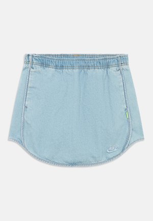 Fustă-șort din denim albastru deschis, cu talie elastică, tiv curbat și logo brodat în partea stângă jos. Textură fină cu cusături vizibile.