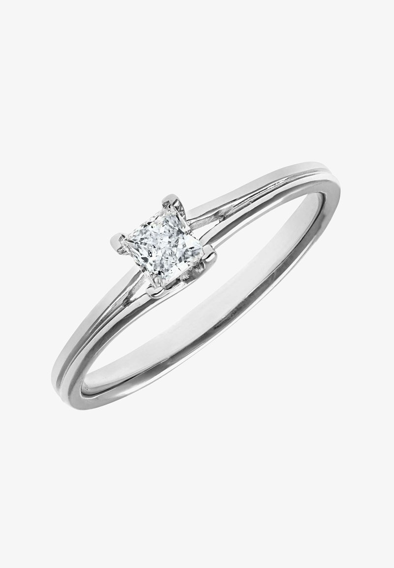 Strieborný prsteň s hrubým, brilantne vybrúseným čírym diamantom v štyroch držiakoch, so hladkým pásikom a minimalistickým dizajnom.
