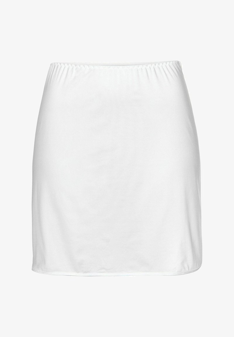 Witte gebreide rok met een elastische tailleband en een gladde textuur, met een eenvoudig ontwerp en een rechte snit zonder versieringen.