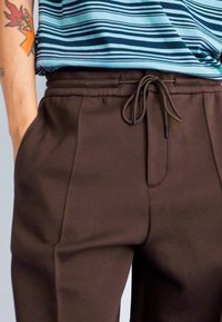 Nike Sportswear TAILORED - Treniņtērpa apakšdaļas - baroque brown/(baroque brown)