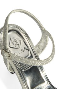 Zilveren sandalen met hoge hakken, voorzien van glinsterende banden en een reflecterende metalen zool. Inclusief een in de binnenzool geperst logo. Verstelbaar gespsluiting.