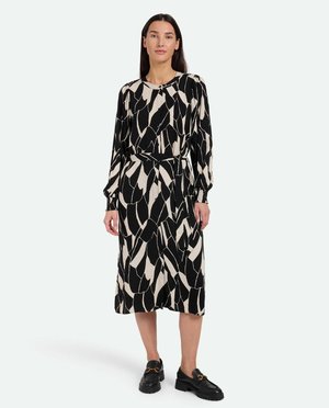 Zwart en beige midi-jurk met een abstract bladpatroon, lange mouwen, ronde halslijn en riemdetail. Gemaakt met zwarte instapschoenen.