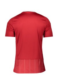 Maillot de sport rouge avec des manches courtes, un col rond et un col blanc. Des rayures blanches verticales dans le dos ajoutent des détails.