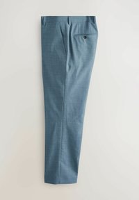 Pantalon de costume bleu pour homme, sur mesure, avec poches latérales, une poche arrière boutonnée et des passants pour ceinture, présenté à plat sur une surface claire.