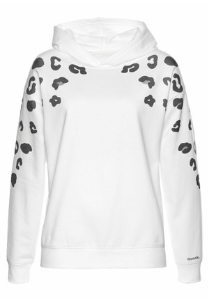 Sudadera blanca con capucha y manchas de leopardo negras en los hombros y las mangas, puños y dobladillo acanalados, y pequeño logo "Bench." en la manga izquierda.