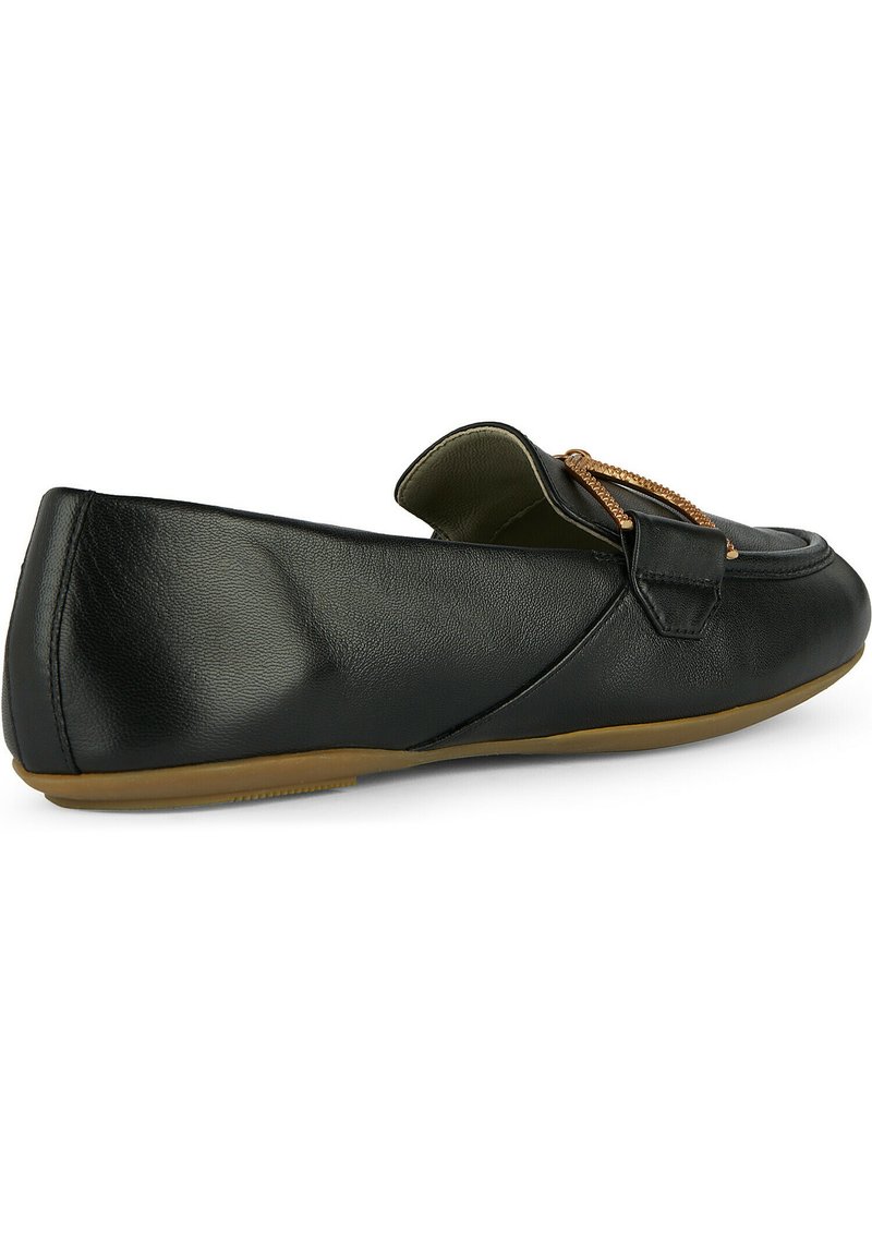 Mocassino in pelle nera con punta tonda, caratterizzato da un'accattivante catena dorata decorativa e una suola in gomma beige flessibile per il massimo comfort.