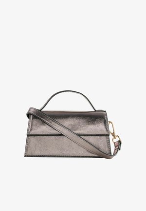 Kleine rechteckige metallische silberne Handtasche mit kurzem oberen Griff und abnehmbarem Schulterriemen mit goldener Schnalle.