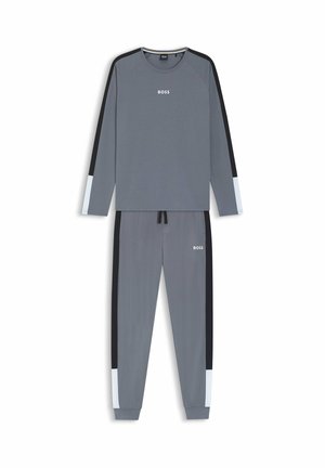 Conjunto de ropa deportiva gris que incluye una camiseta de manga larga con detalles en negro y azul claro, y pantalones a juego, ambos con un corte holgado y detalle de logo.