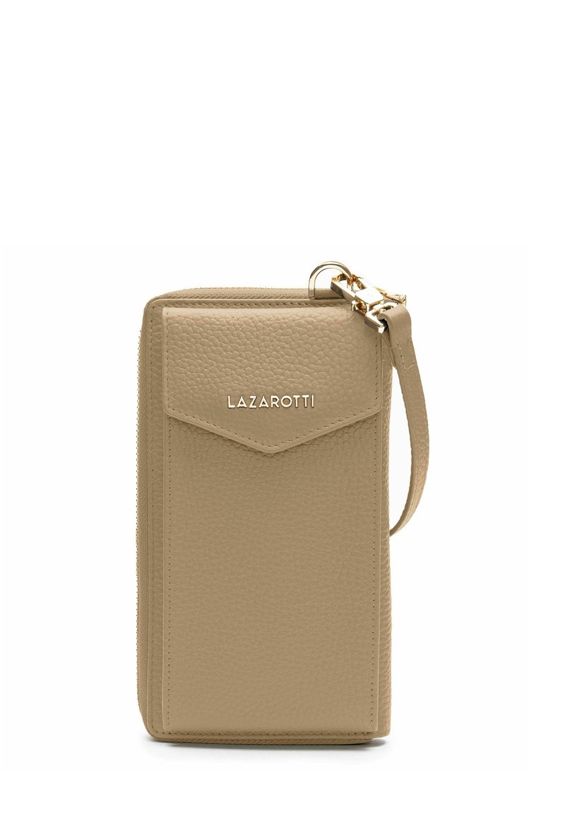 Cartera de cuero beige con superficie texturizada, cierre de cremallera y correa para la muñeca. Presenta un bolsillo con solapa y un logotipo grabado.