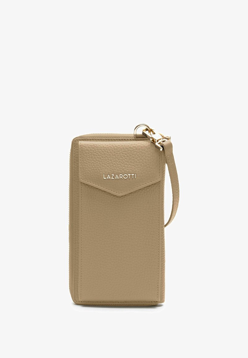 Cartera de cuero beige con superficie texturizada, cierre de cremallera y correa para la muñeca. Presenta un bolsillo con solapa y un logotipo grabado.