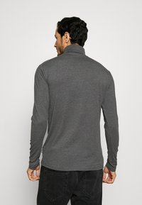 Grau langärmliges Rollkragenshirt mit glatter Textur, enganliegendem Stil und subtilen Stickdetails am Kragen, von hinten betrachtet.