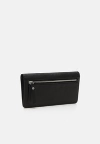 Portafoglio in pelle nera con finitura testurizzata. Presenta una cerniera in argento su un lato e un design rettangolare elegante. Accentuato da un piccolo cartellino.