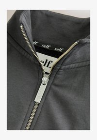 Vybráno, charcoal grey