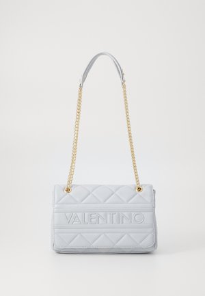 Gequilte lichtgrijze leren handtas met gouden kettingband en geperst "VALENTINO" logo aan de voorkant. Rechthoekige vorm met een soepele textuur.