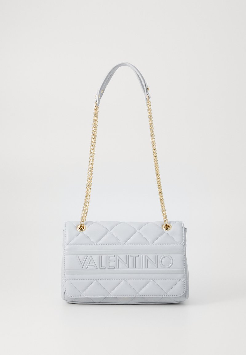 Quiltana svetlo siva usnjena torbica z zlatim verižnim ročajem in vtisnjenim logotipom "VALENTINO" spredaj. Pravokotne oblike z gladko teksturo.